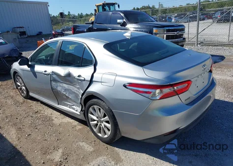 2019 Toyota Camry Le z USA, uszkodzony, nr VIN 4T1B11HK2KU856201
